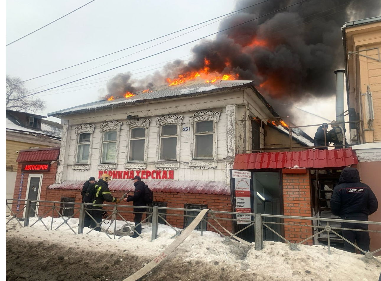 В центре Коломны горит торгово-офисное здание