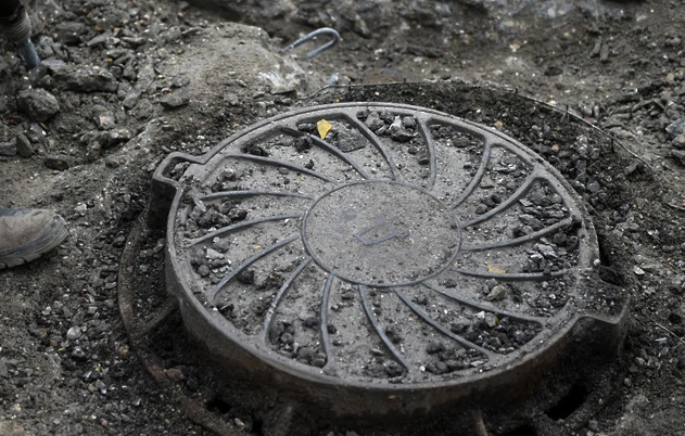 В Красково устраняют прорыв колодца канализации