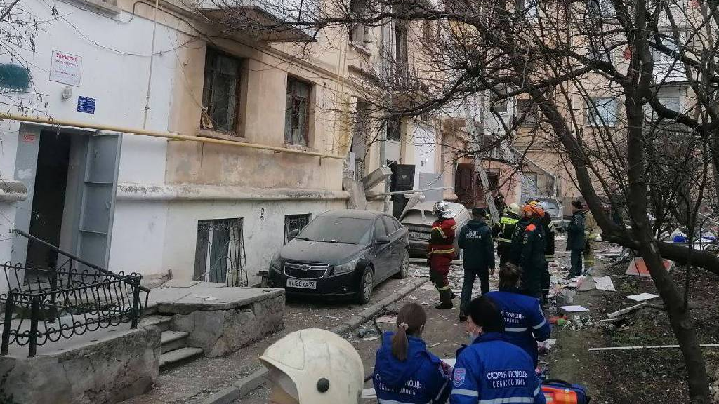 В Севастополе в жилом доме обрушилось перекрытие после взрыва баллона с газом