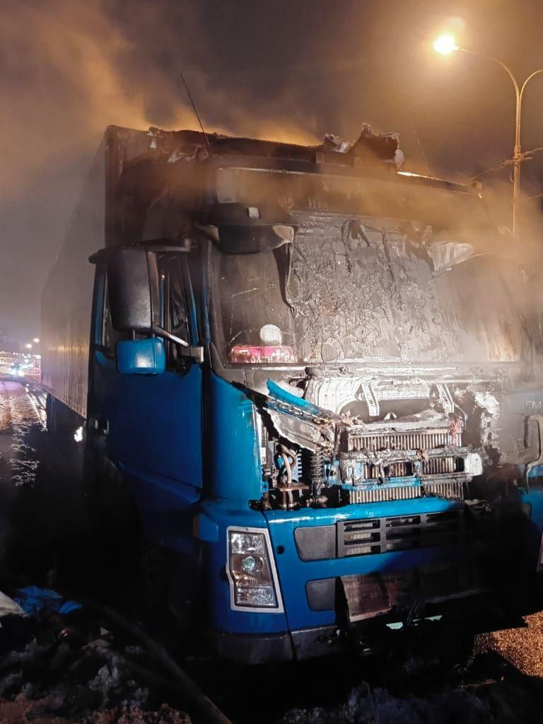 На Дмитровском шоссе сгорел большегруз