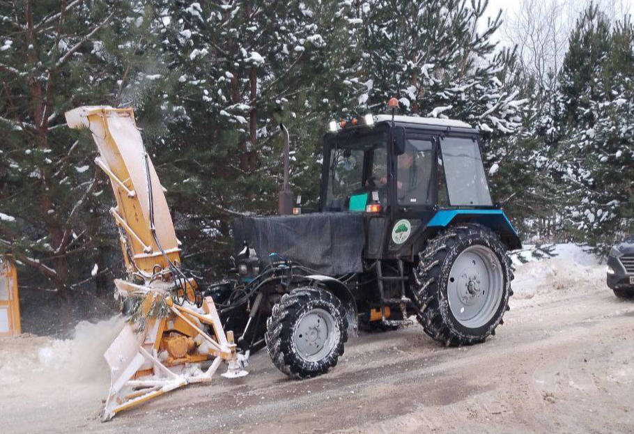 На уборку снега в Подольске вышли почти 70 рабочих и более 50 единиц техники