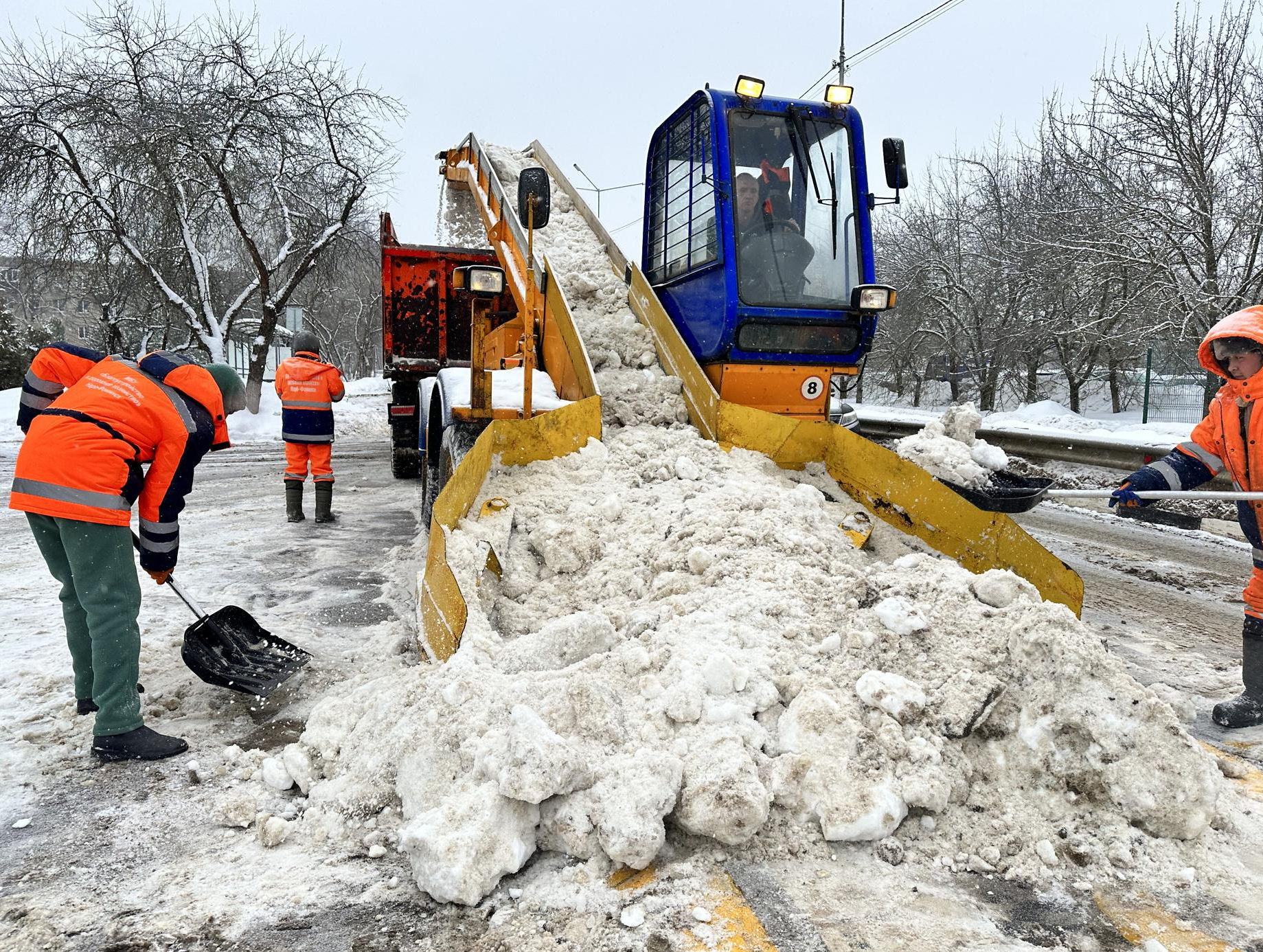 Убирать город коммунальным службам помогают "золотые руки"