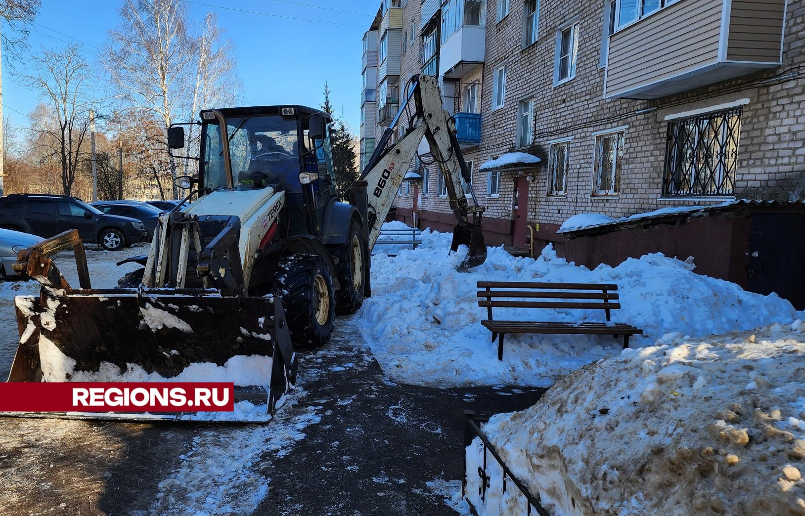 Навалы снега вывезли с улиц Садовой и Юбилейной
