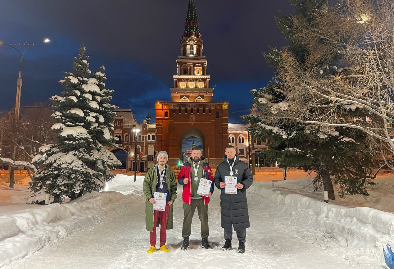 Четыре медали завоевали павловопосадские «моржи» на соревнованиях по зимнему плаванию