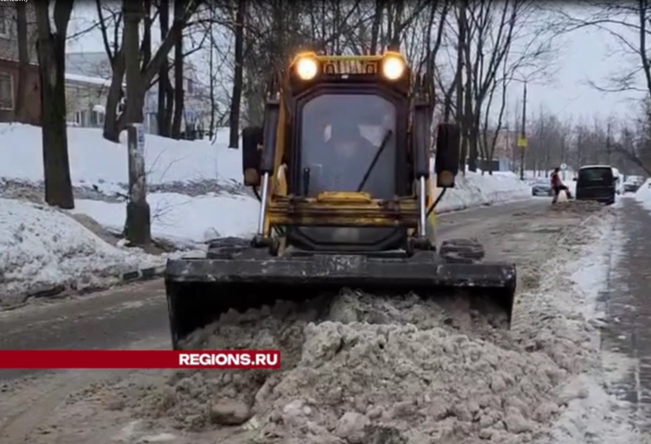 Коммунальщики вывозят снег с улицы Лермонтова