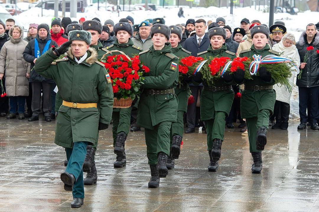 В День защитника Отечества к стеле «Населенный пункт воинской доблести» возложили цветы и гирлянды