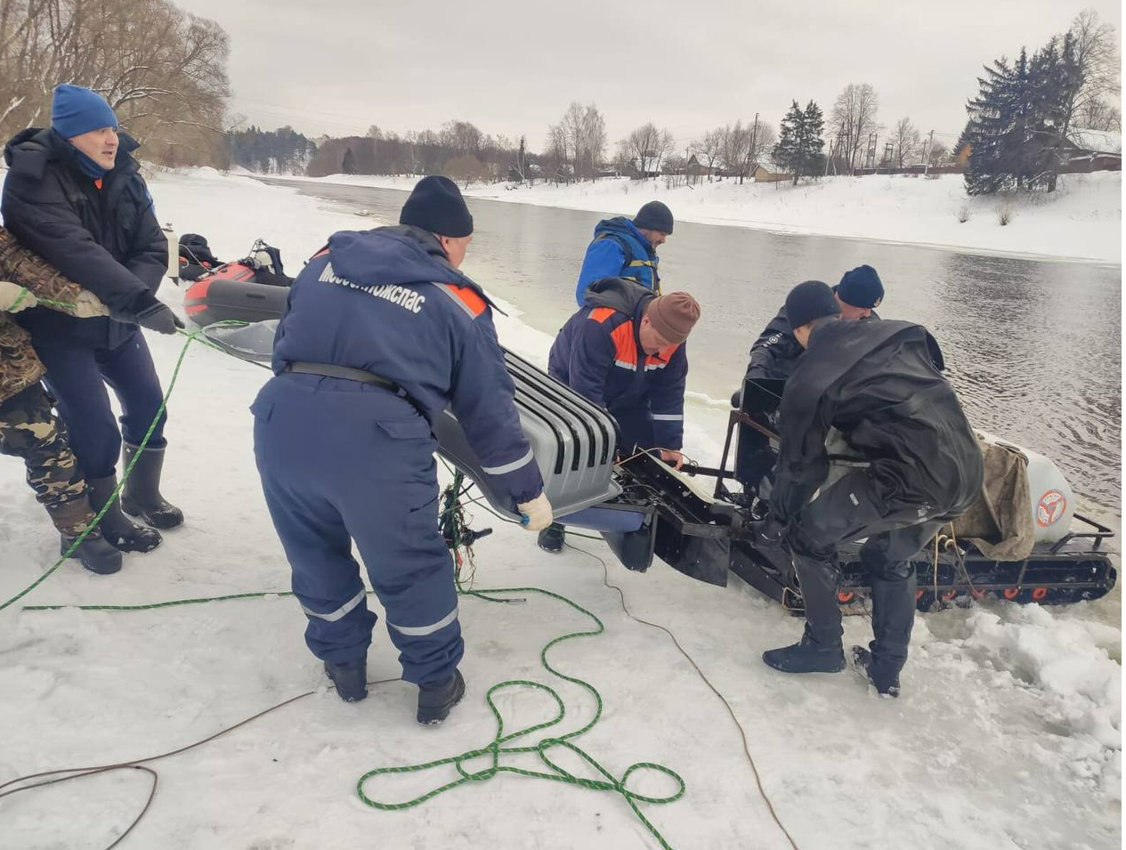 Двое погибли: на реке Руза три рыбака провалились под лед