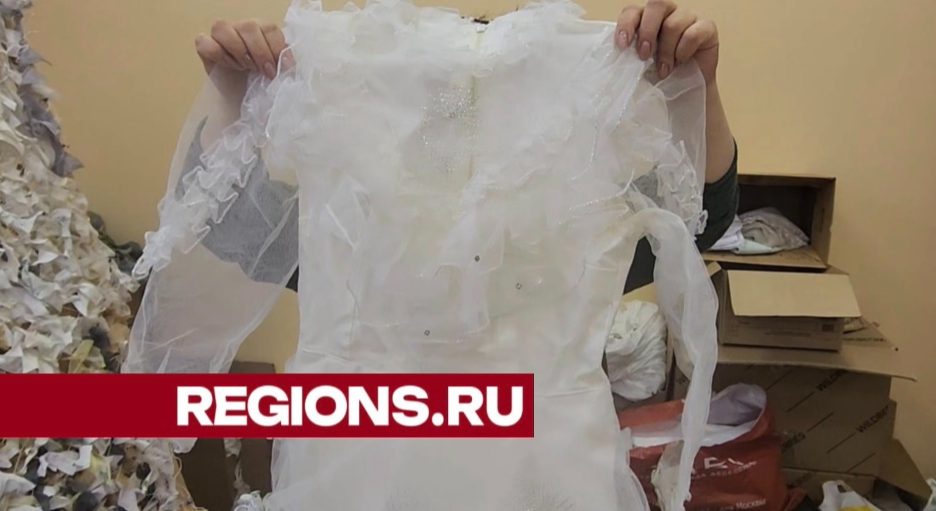Жительница Химок отдала свое свадебное платье, которое она хранила 60 лет, для изготовления маскировочных сетей