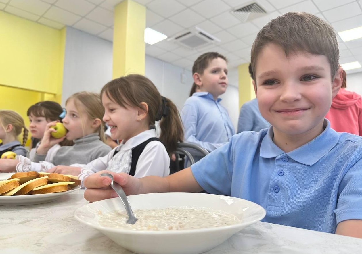 Белки, углеводы, витамины: новый поставщик питания кормит Наро-Фоминских школьников вкусно, сытно и полезно