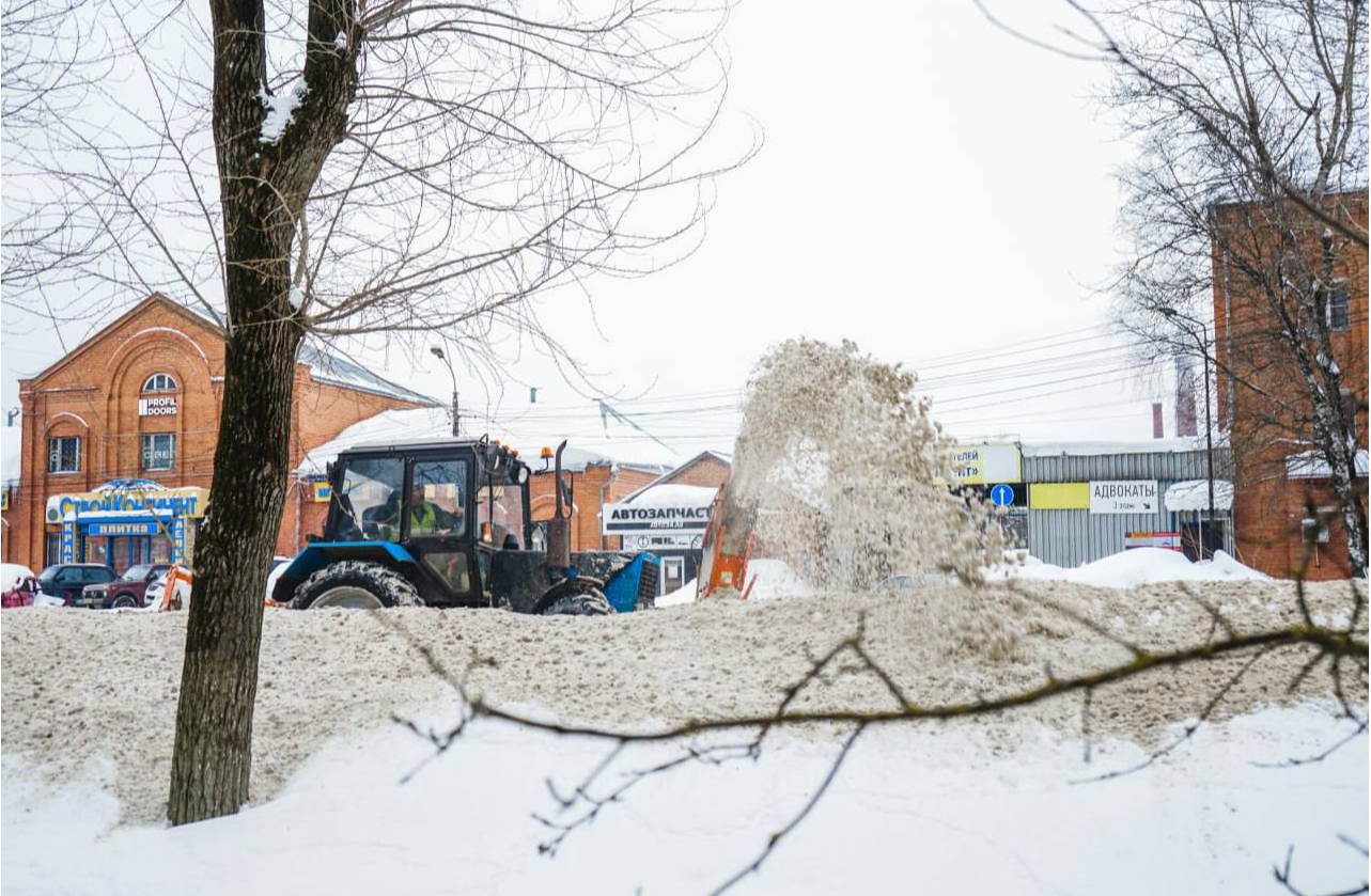 Коммунальщики продолжат уборку снега более чем на 20 улицах округа во вторник