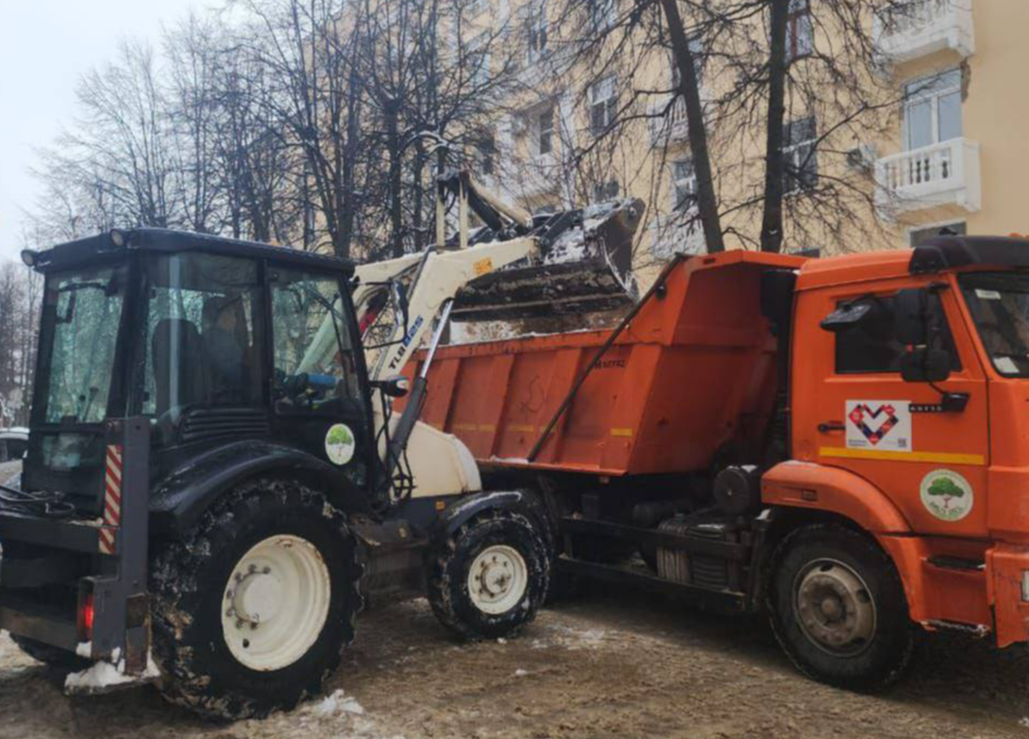 Более 50 единиц техники устраняют последствия ледяного дождя в Подольске