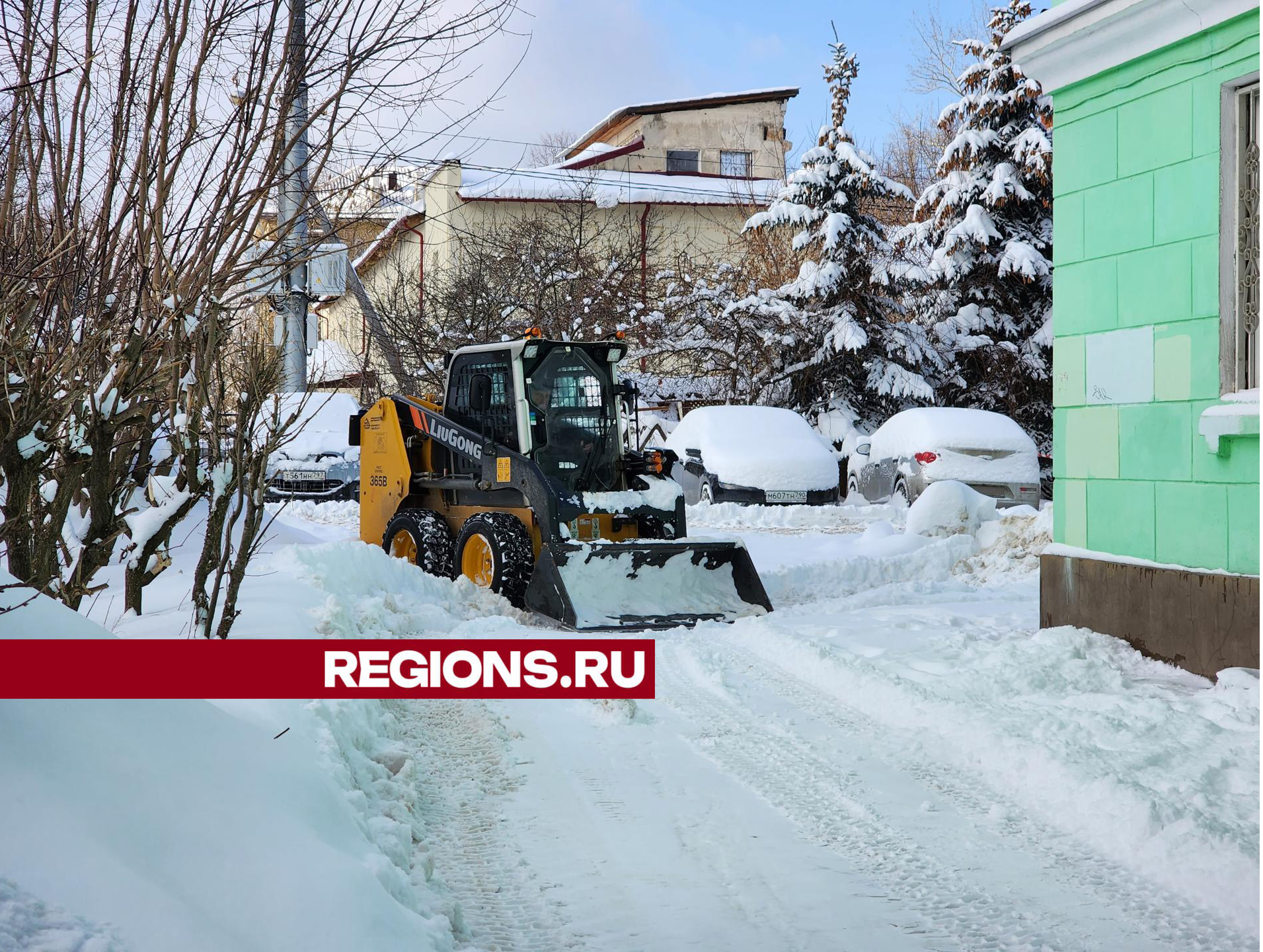 Коммунальные службы города продолжают устранять последствия снегопада «Ольга»