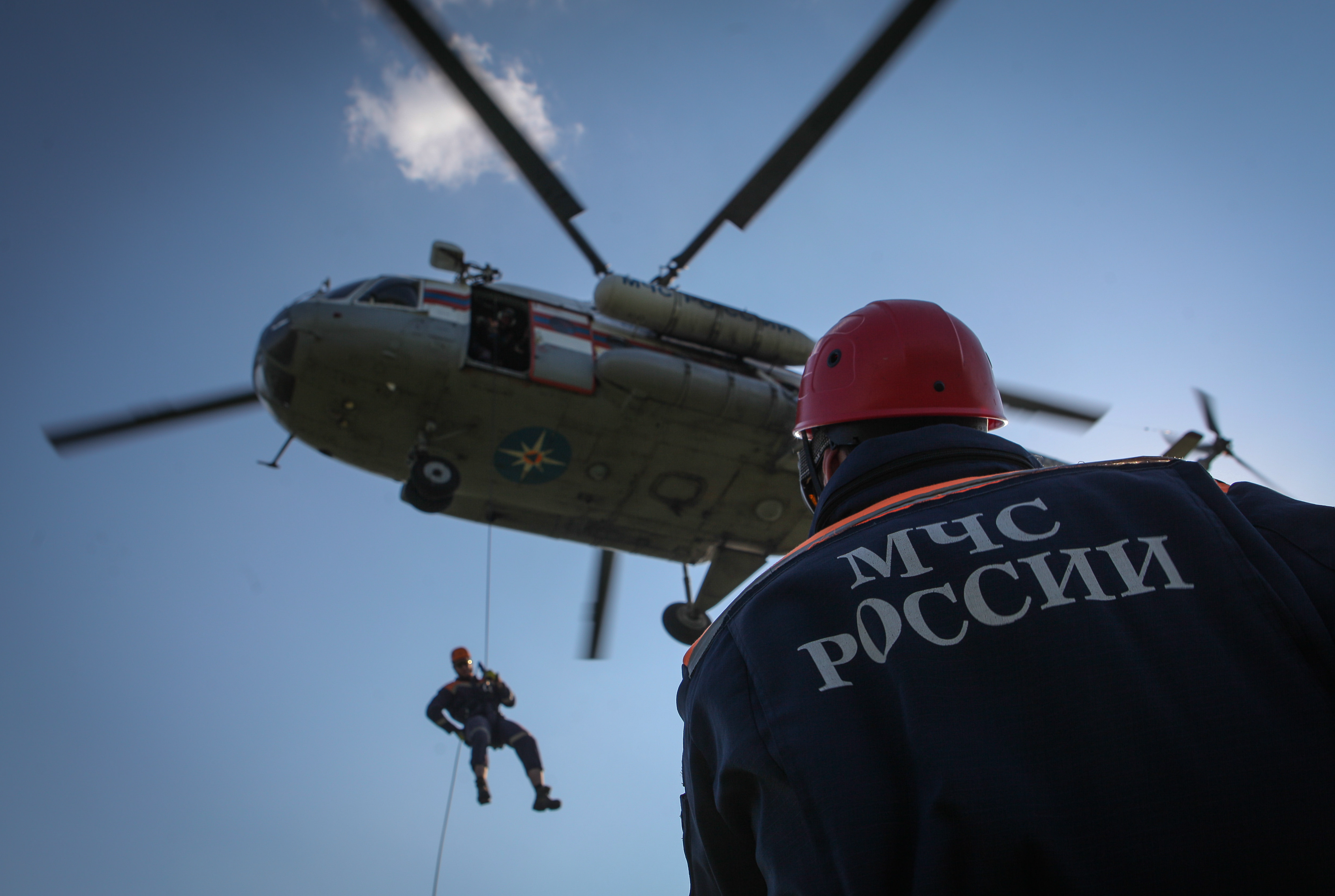 SHOT: пропавший вертолет Ми-8 ушел под лед Онежского озера