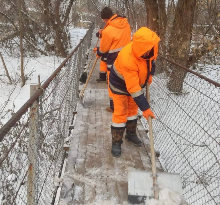 Более 180 километров дорог очистили от снега и льда в среду в округе