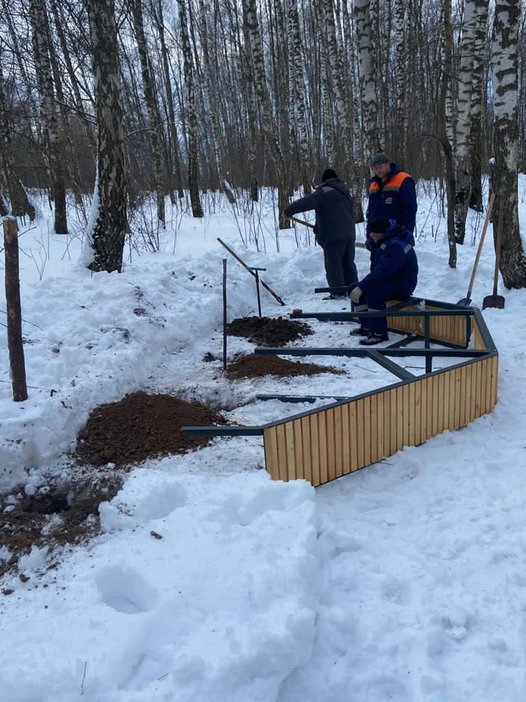 В лесопарке «Городской лес» обустраивают пешеходные тропы для четвероногих друзей