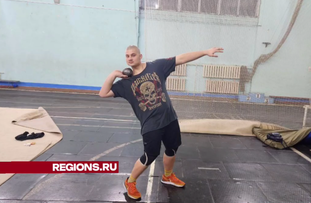 Толкатель ядра Дмитрий Рощин из Люберец готовится к Первенству России среди юниоров