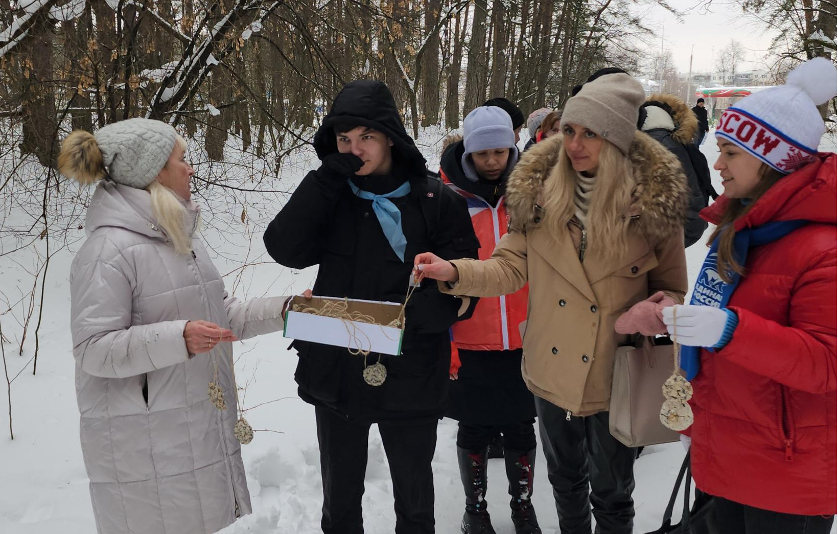 На акции «Покорми птиц зимой» активисты развесили в бору Серпухова 400 кормушек