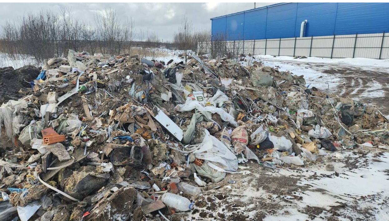 В деревне Поярково разберутся с последствиями незаконной свалки строительного мусора