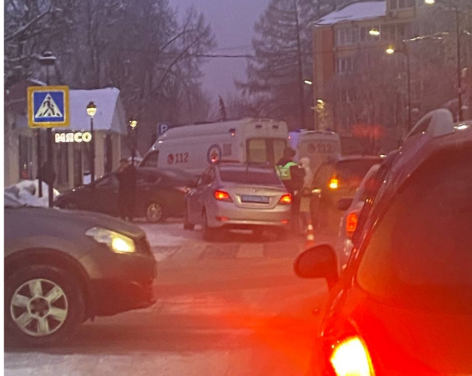 Двух женщин сбила автоледи на пешеходном переходе центральной улицы Звенигорода