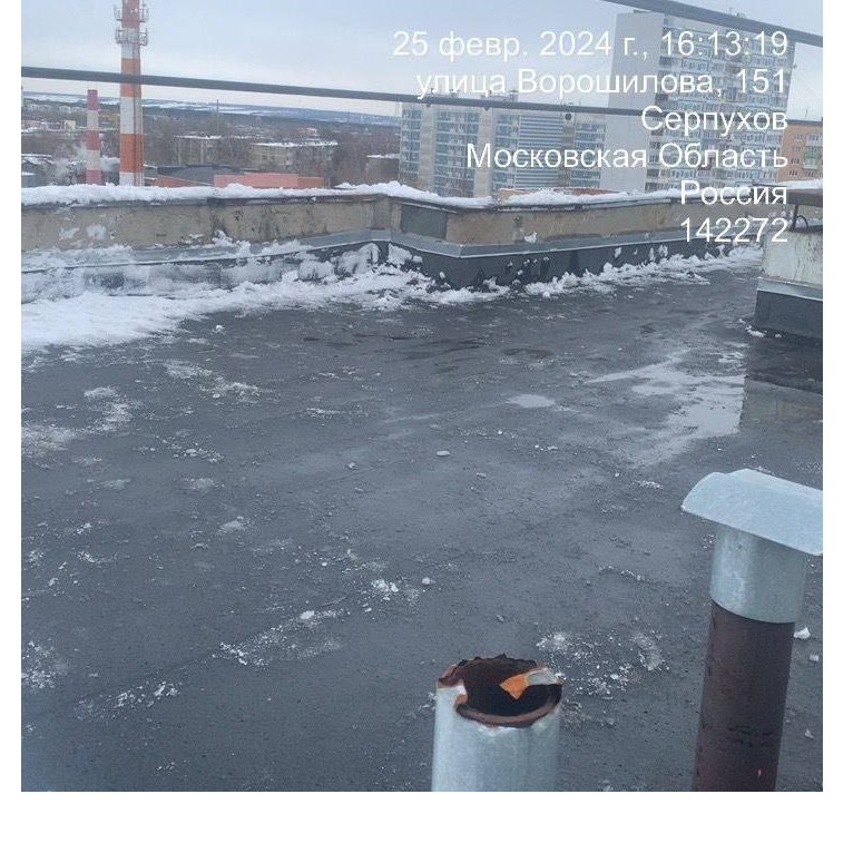 По обращению жителей дома №151 на улице Ворошилова произвели очистку кровли от снега