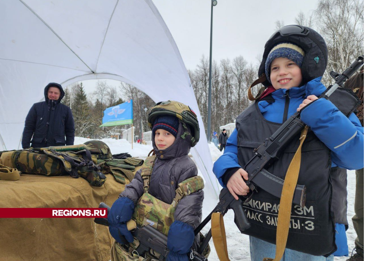 Мужчин Воскресенска поздравляли с 23 февраля в парках округа