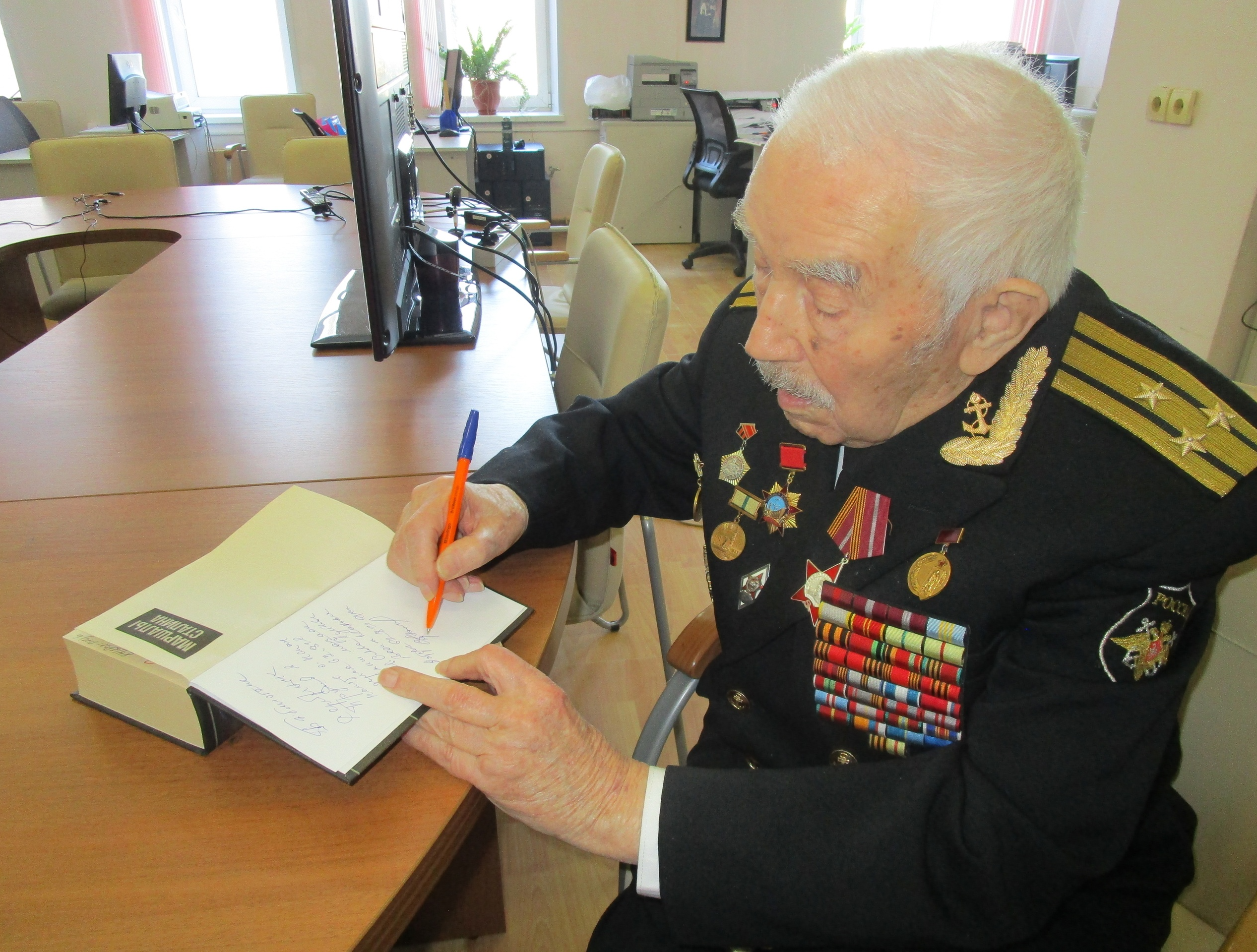 Столетнему участнику Сталинградской битвы напомнили о командире и рассказали о советском актере