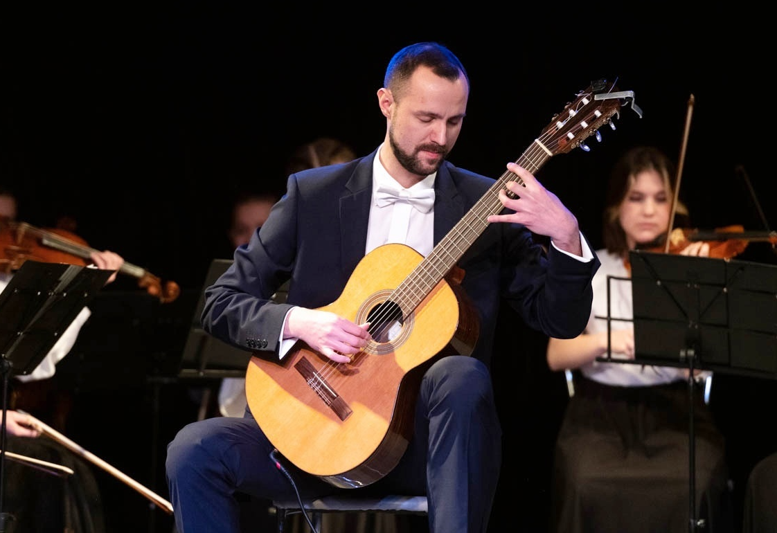 Гитарист и преподаватель Сергей Дедов устроит концерт в музыкальной школе