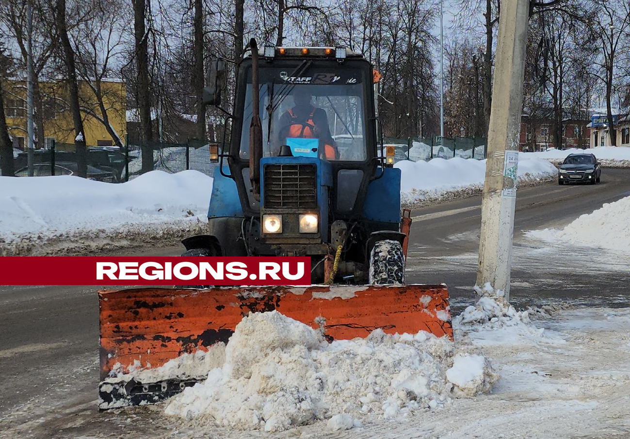 На Школьной улице убрали снег, очистив подъездные пути к больнице