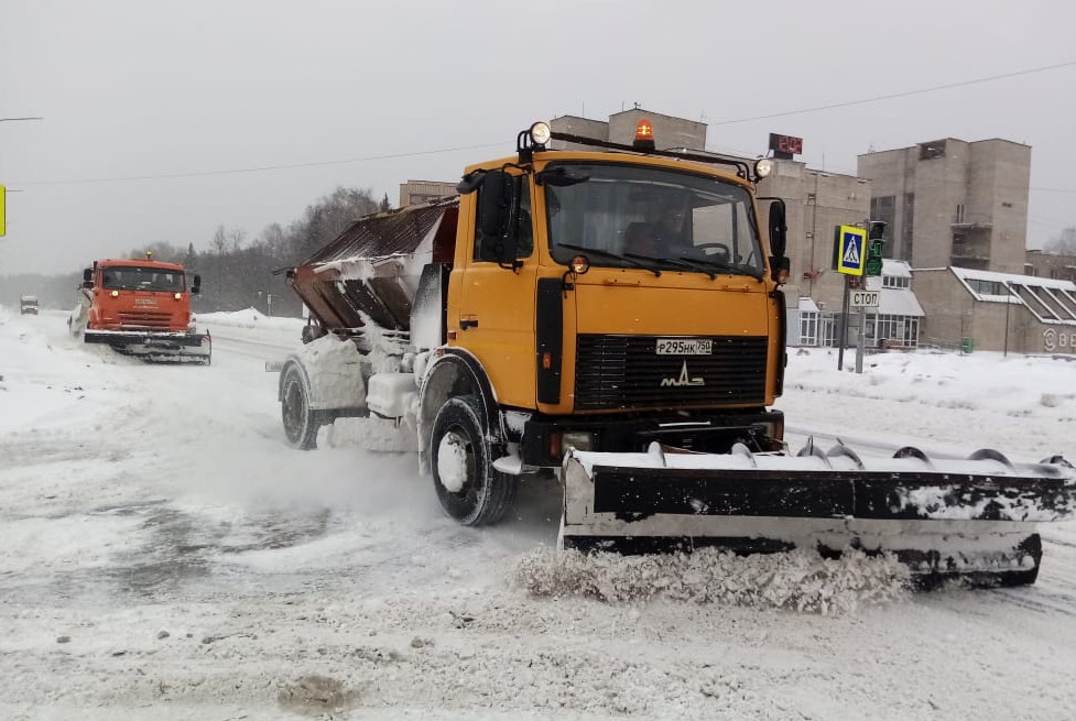 Городские дороги и тротуары коммунальщики почистили от снега в первую очередь