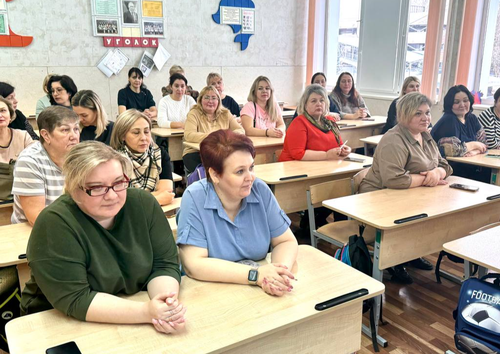 Воспитателям и педагогам домодедовской СОШ № 1 рассказали об изменениях в округе