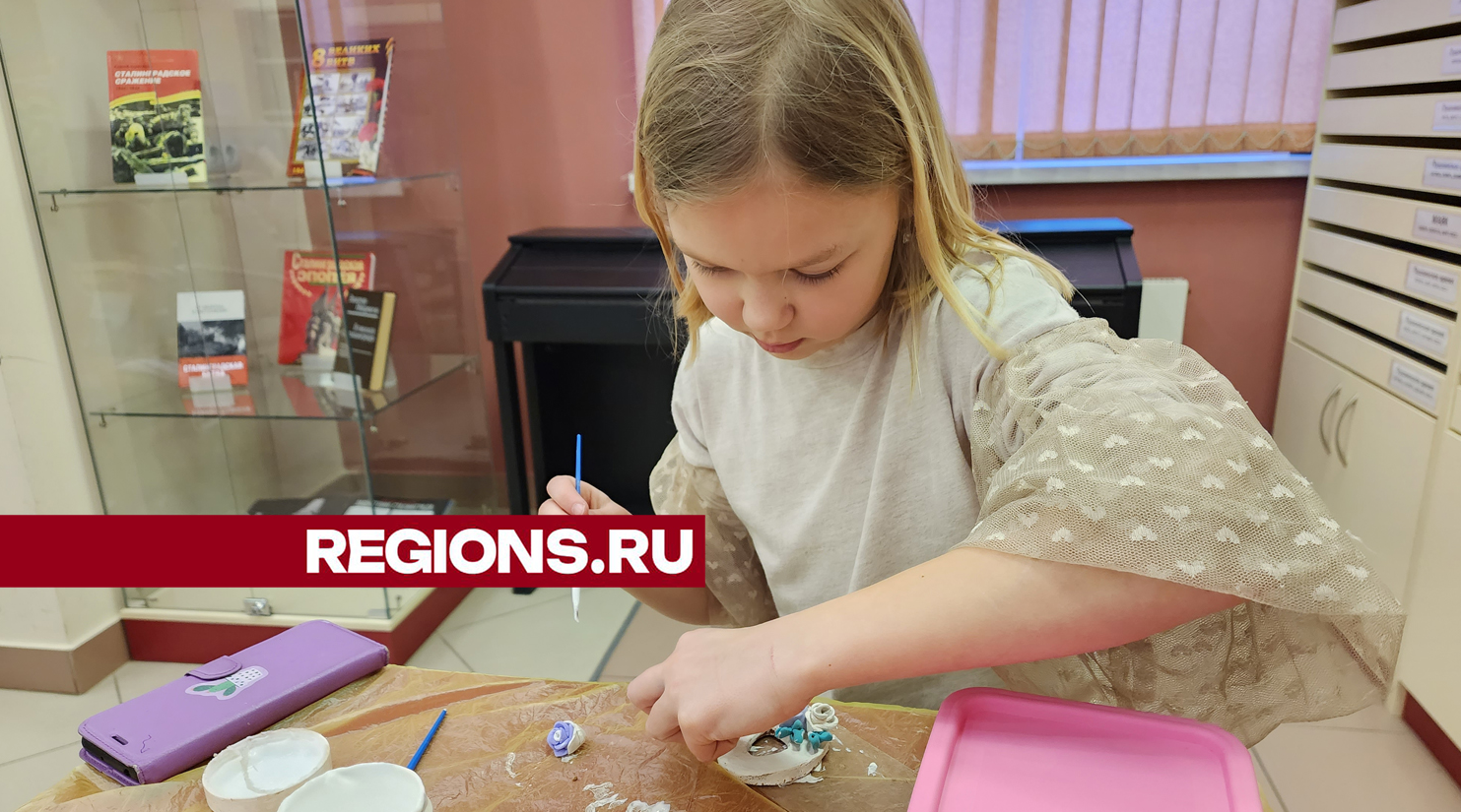 Символ весны в подарок мамам создали дети в Пушкино на мастер-классе в библиотеке