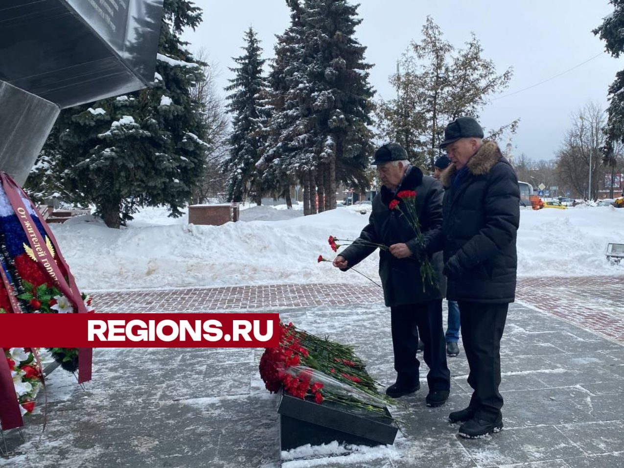 Ветераны возложили цветы к «Танку Т-34» в Чехове в память о земляках-танкистах