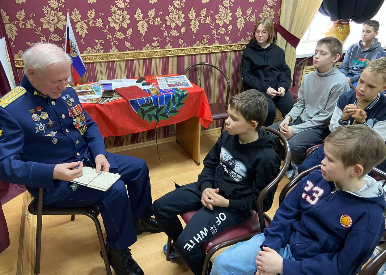 Ветеран «Боевого братства» навестил воспитанников семейного центра и поделился историей своей службы