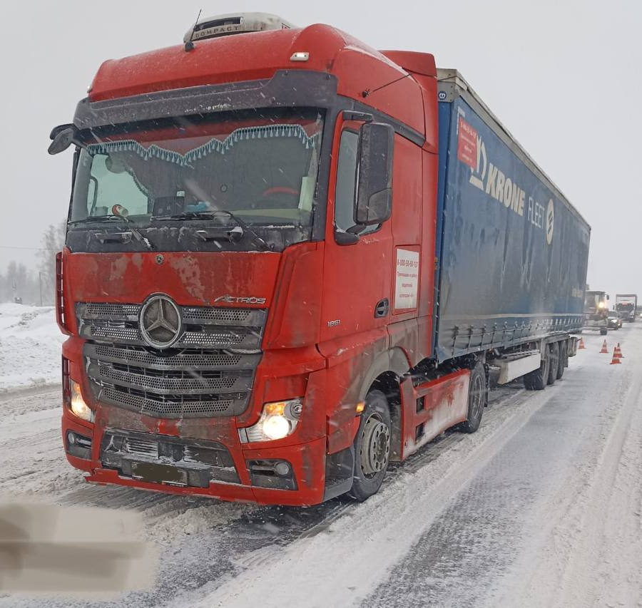 В Челябинской области мужчина перебегал дорогу в неположенном месте и попал под колеса фуры