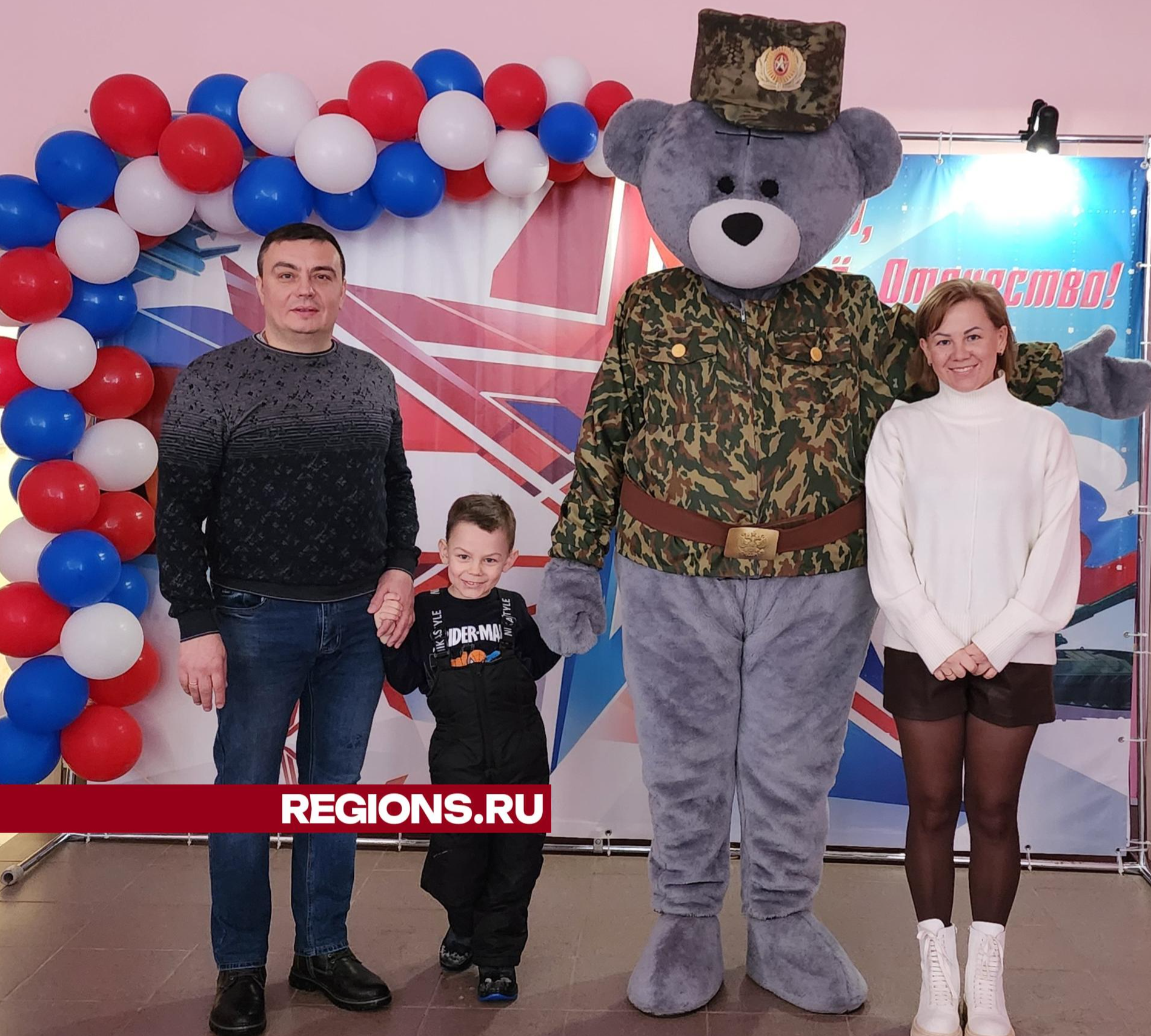 Медведь в военной форме поздравил жителей Шувое с 23 февраля