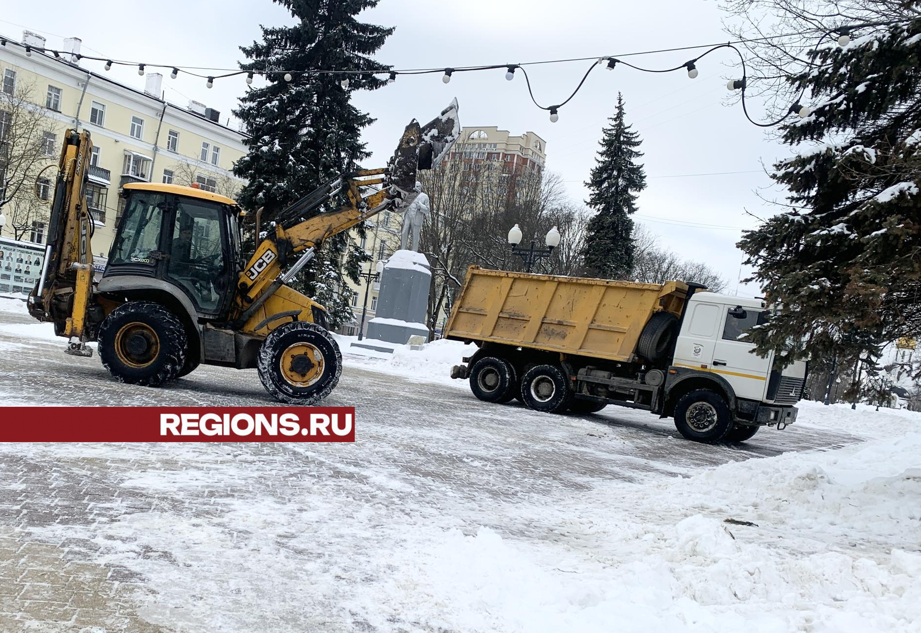 Сугробы и гололед: коммунальщики почистили дорогу на Парковой