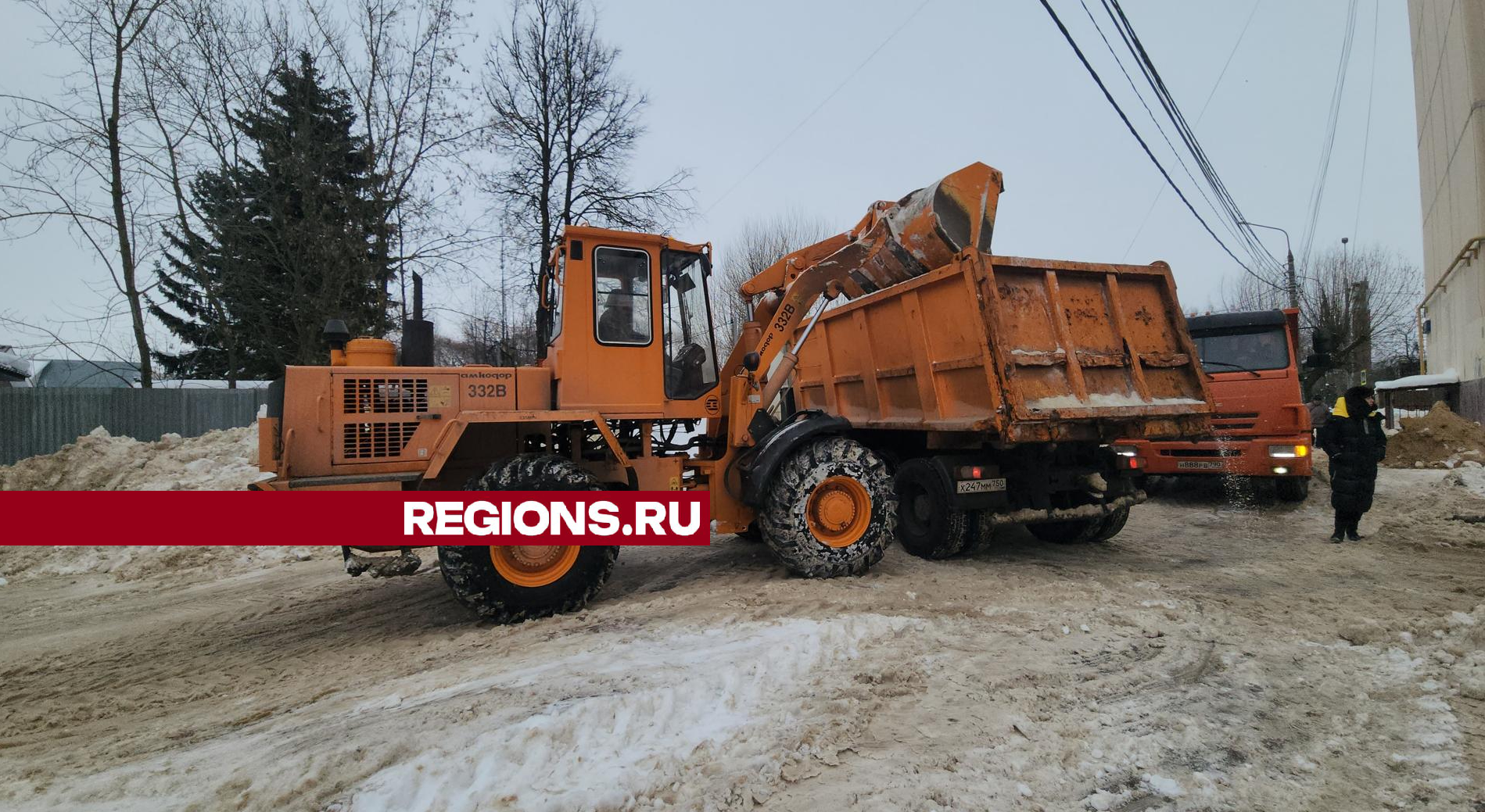 Коммунальные службы вывезли снег с Симферопольской улицы в Климовске