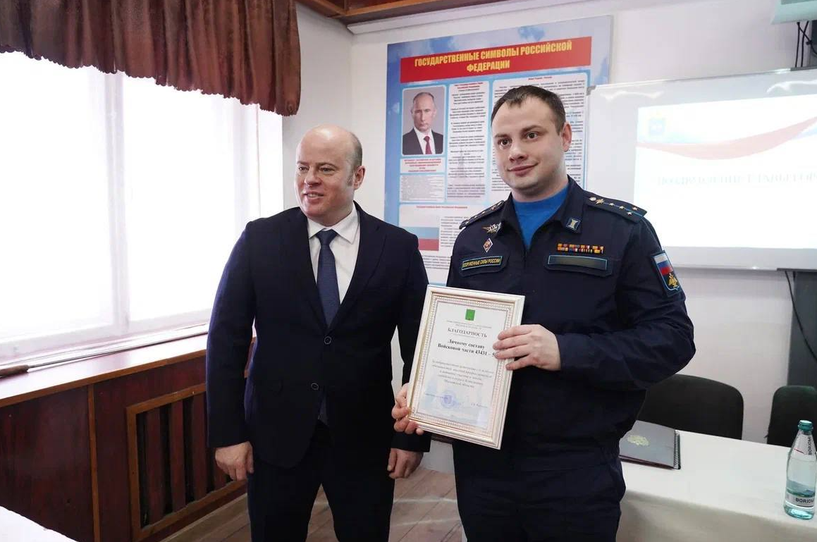 Военнослужащие в Котельниках приняли поздравления главы и показали ему свои трофеи