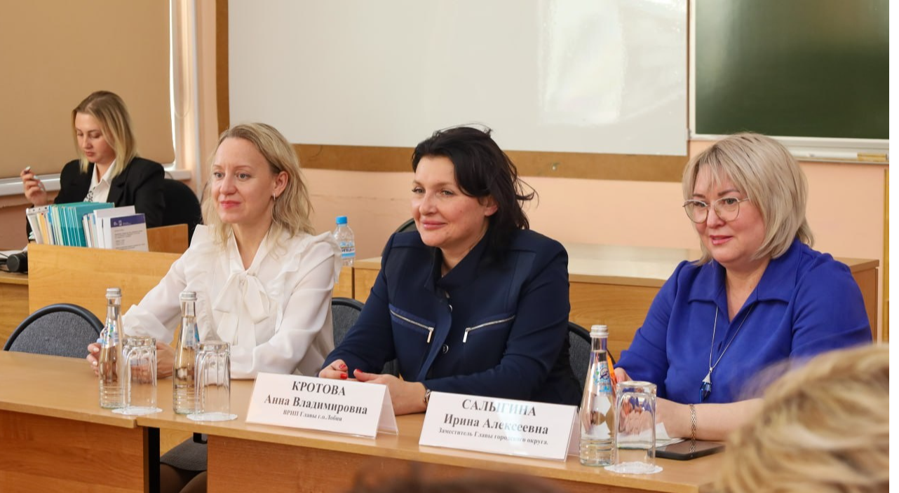 Анна Кротова обсудила с директорами школ меры поддержки педагогов и новый образовательный комплекс в Катюшках