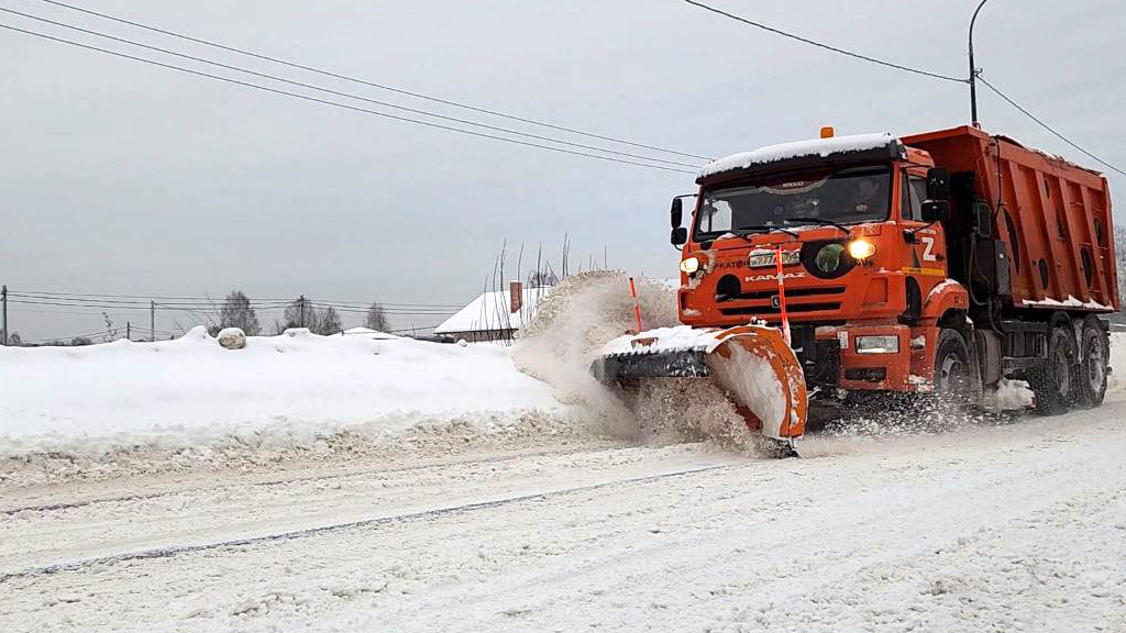 Дороги в Свердловском посыпают песком и солью после ледяного дождя