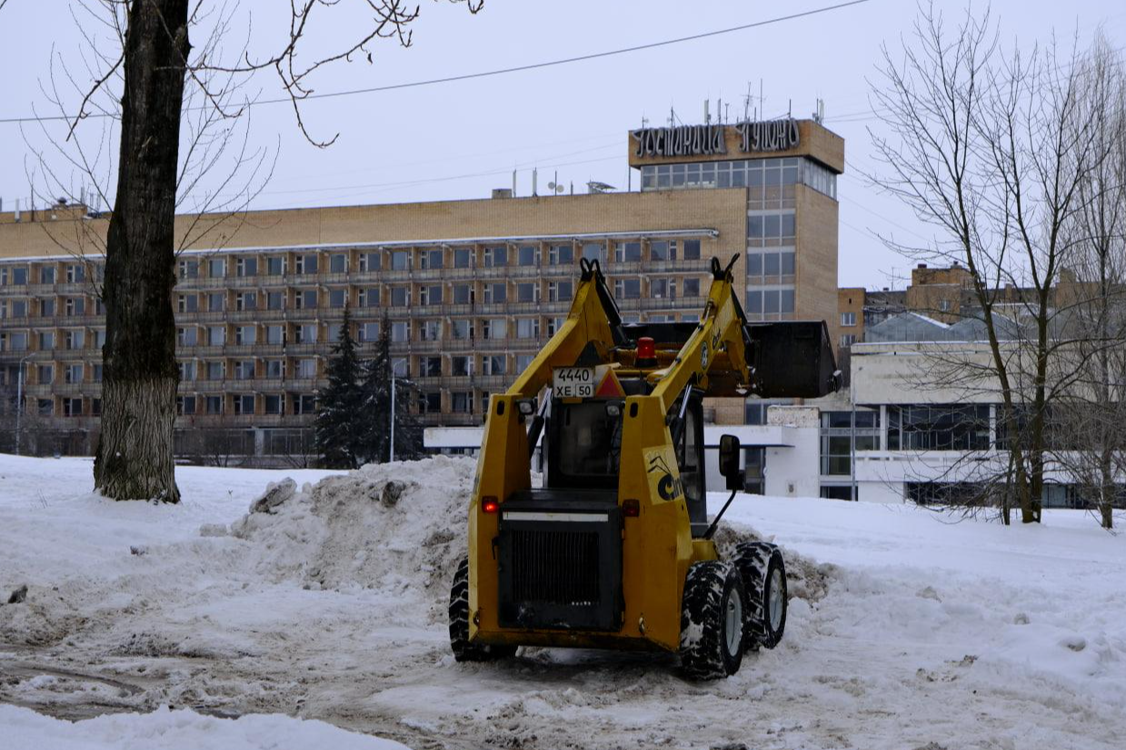 Коммунальные службы устранили снежные навалы в сквере Кузнецова