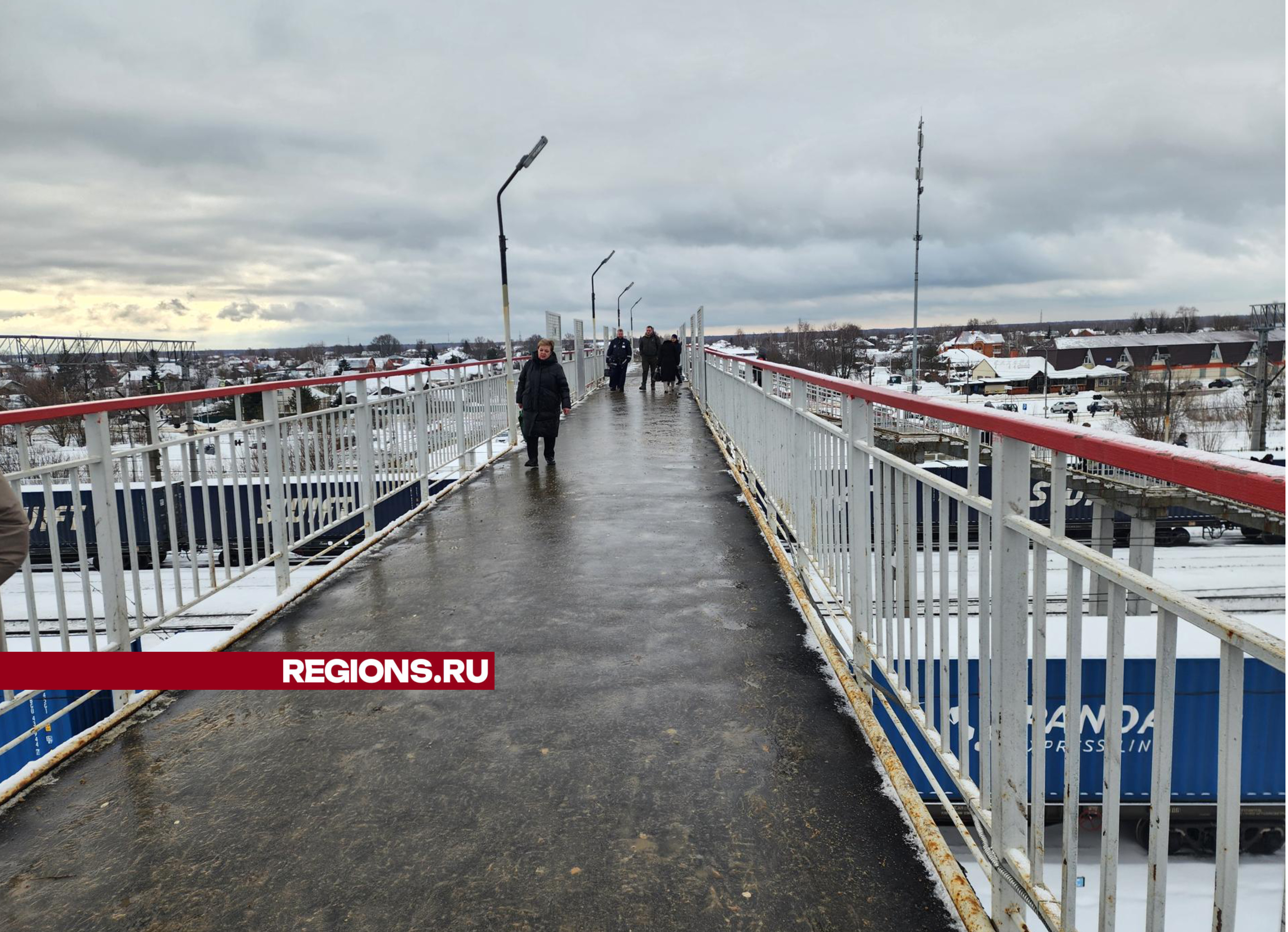В Шатуре очистили железнодорожный мост от снега и льда