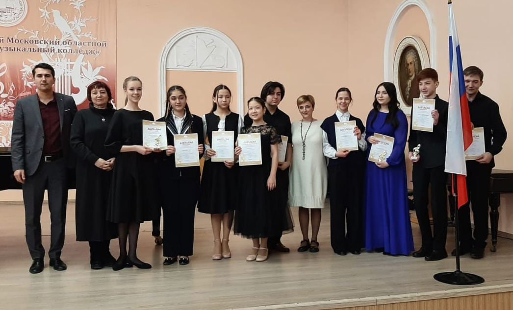 Воспитанницы детской школы искусств Рошаля стали лауреатами областных конкурсов