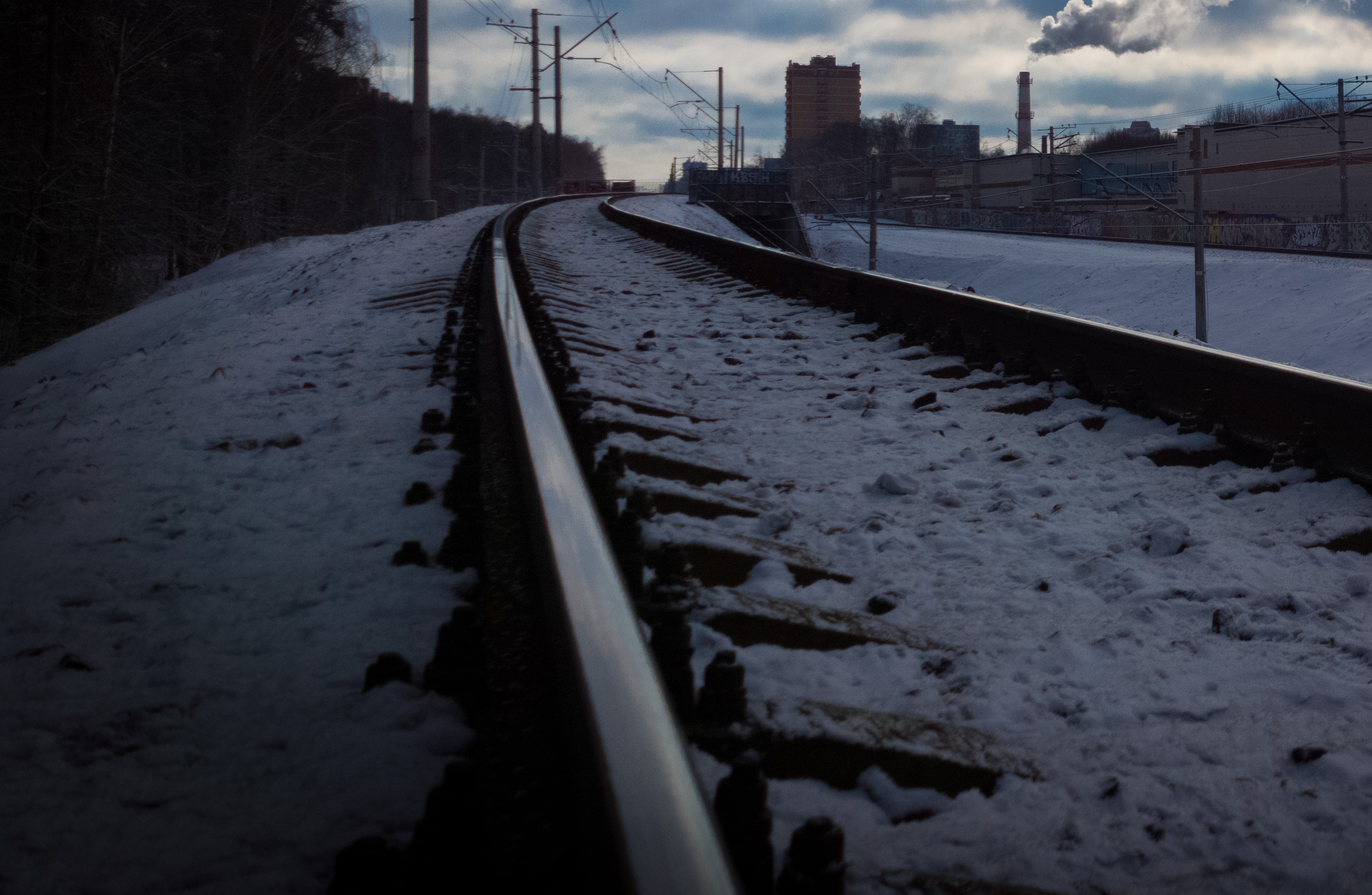 Утром на станции Чкаловская чуть не погибли двое человек