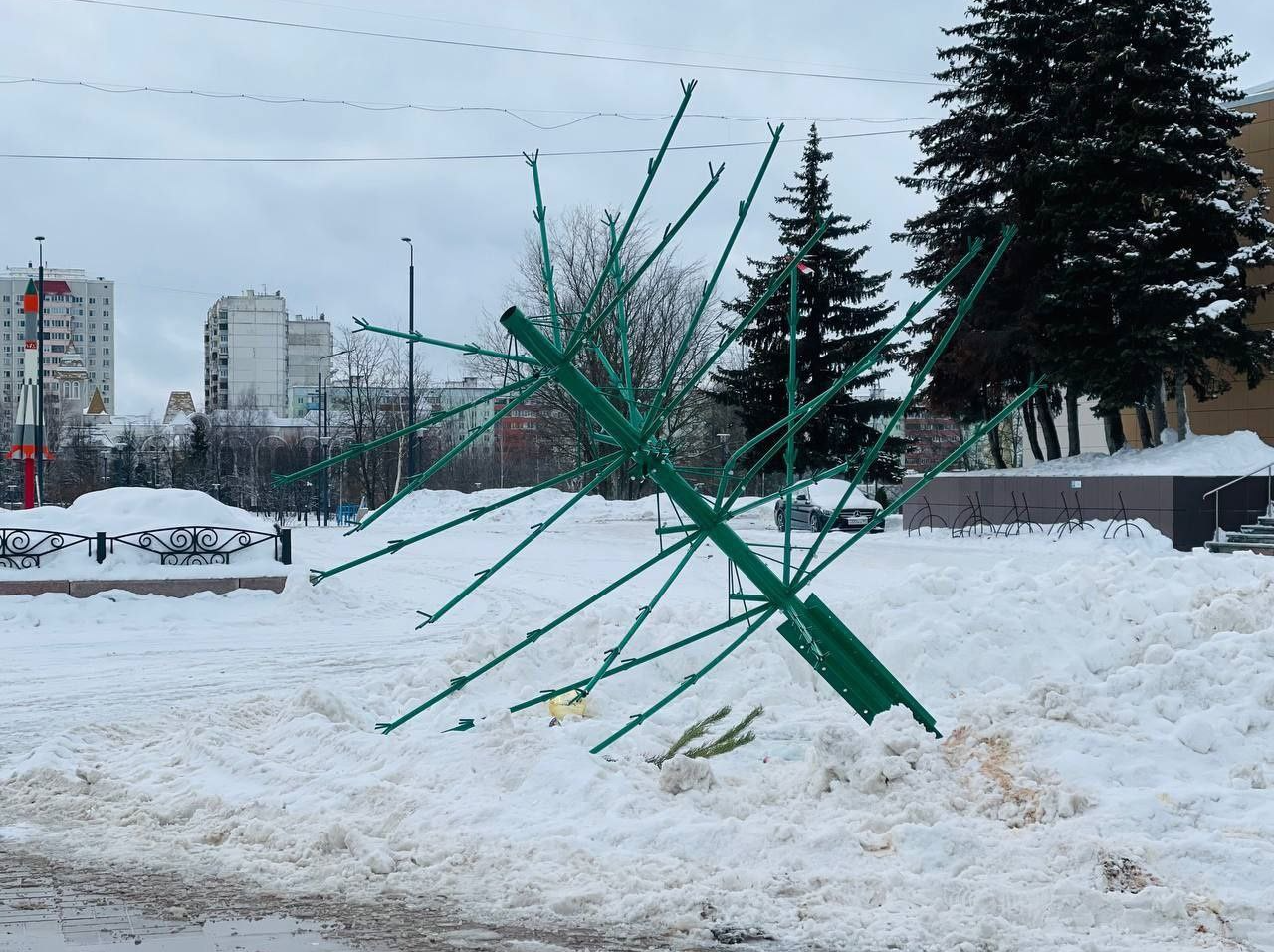 Забытую часть елки на площади Ленина уберут в ближайшее время