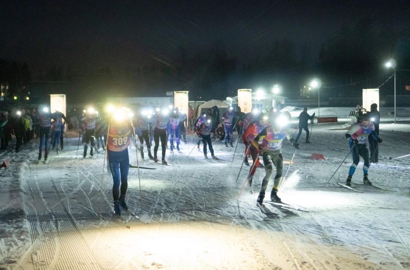 На лыжах, с фонариком: черноголовские биатлонисты с успехом преодолели светящуюся гонку