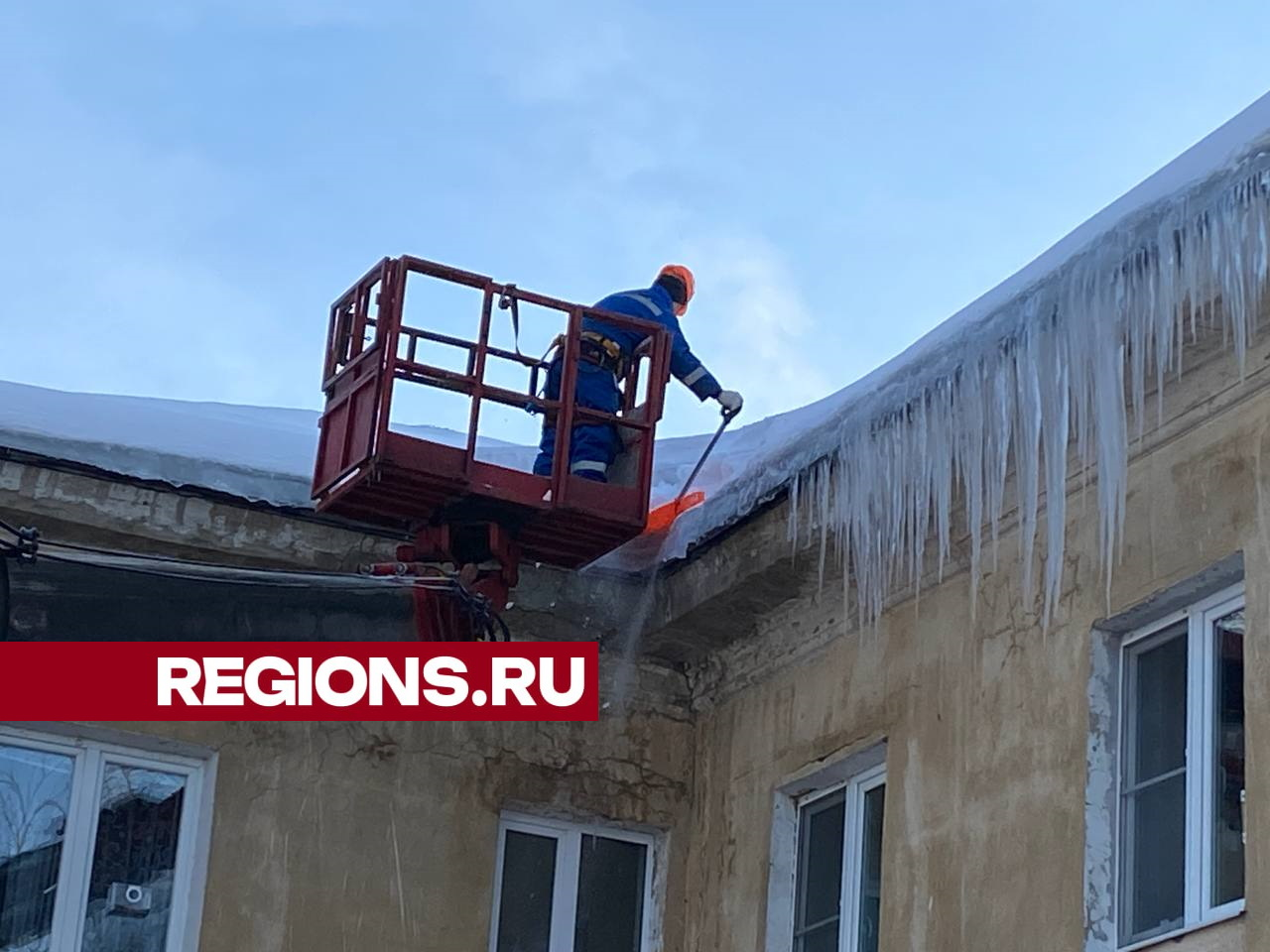 Около 40 крыш в день очищают от снега и наледи коммунальные службы Чехова