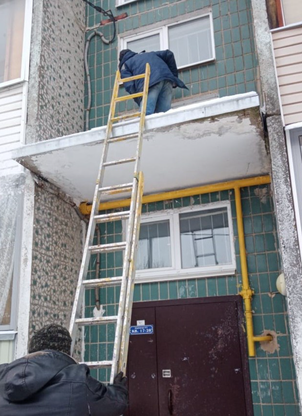 Лотошинские коммунальщики убрали сосульки и наледь с крыш домов округа