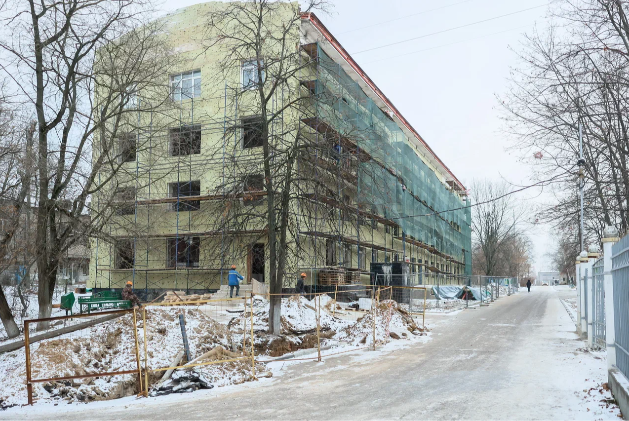 Жители городского округа Дзержинский смогут в этом году лечиться в новой клинике и гулять в благоустроенном сквере