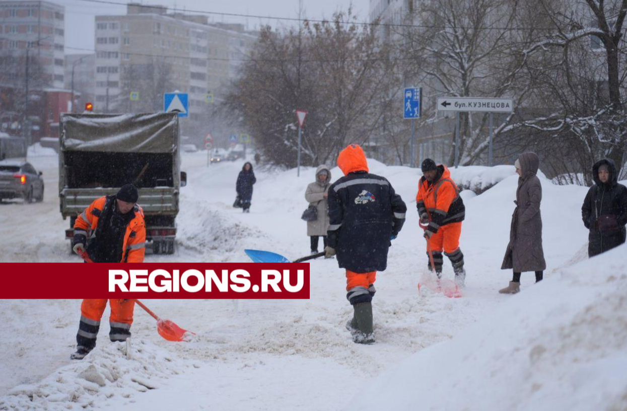 Дворники приступили к очистке от снега входов в подъезды и тротуаров